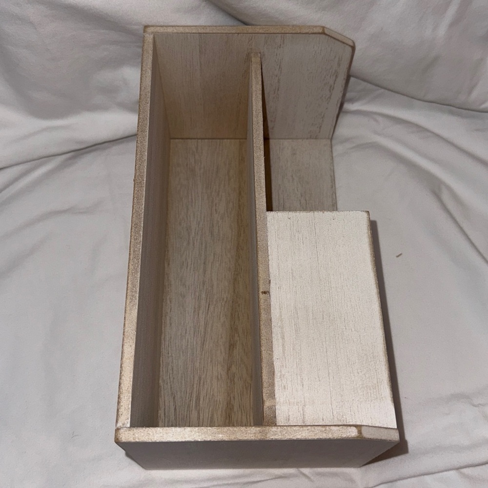 NWOT Rustic Cream Colored Wooden Calendar Mail Organizer - Picture 5 of 9